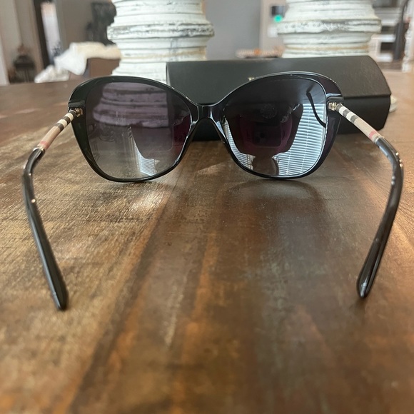 Burberry Sunglasses - Excellent Condition - Picture 5 of 16